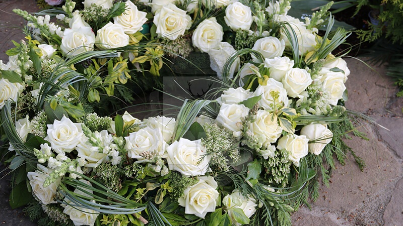 Искусственные венки и корзины